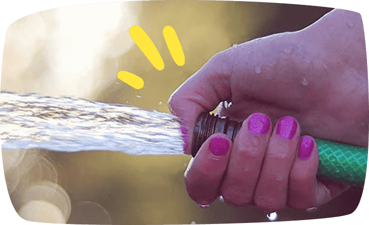 tuyau d’arrosage posant un jet d’eau