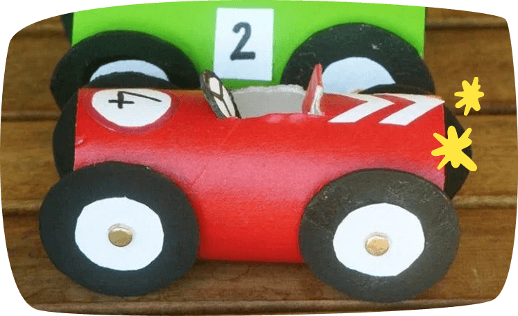 voiture fabriquée avec des rouleaux en carton