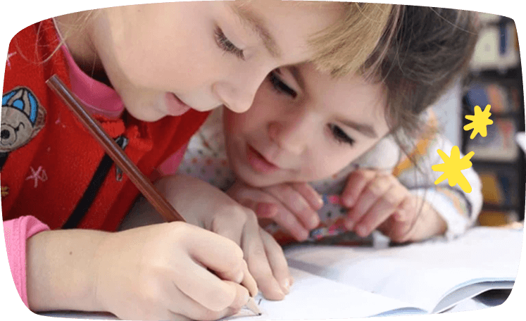 Des enfants dessinent ensemble