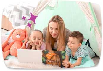 Babysitter lisant un livre avec des enfants